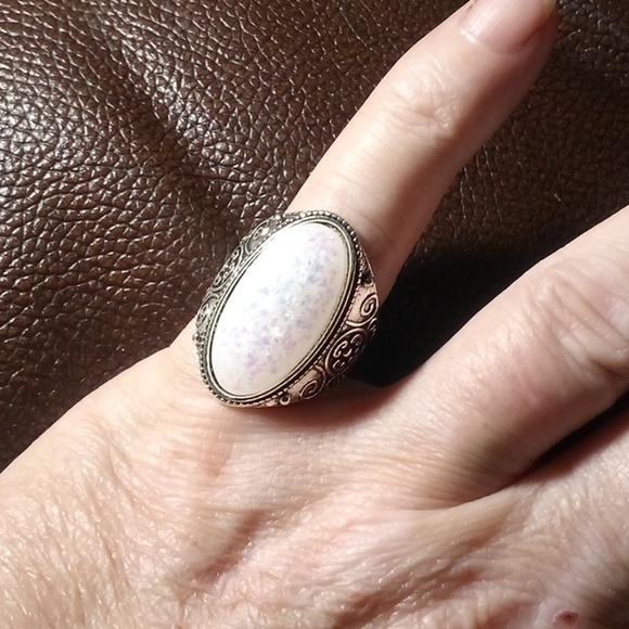 Jewelry - NIP - Australian Mystic Opal Treasure Retro Silver Tone Ring - Size 7.5